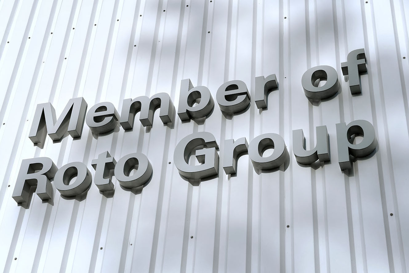 Illustrative Grafik mit Deventer Claim "Member of Roto Group" auf Firmengebäude in Berlin